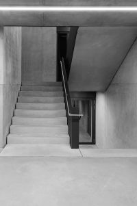 Sinnlicher Monolith in Stahlbeton